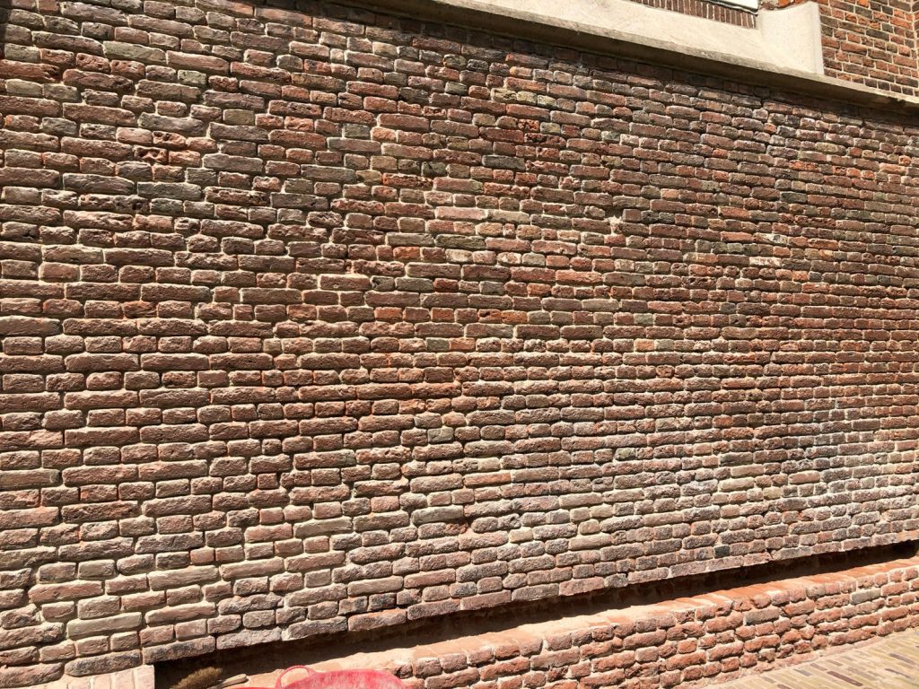 Vakkundig herstel van metselwerk gevel Grote Kerk in Elburg. Gevelrestauratie door Voegbedrijf Heldoorn.