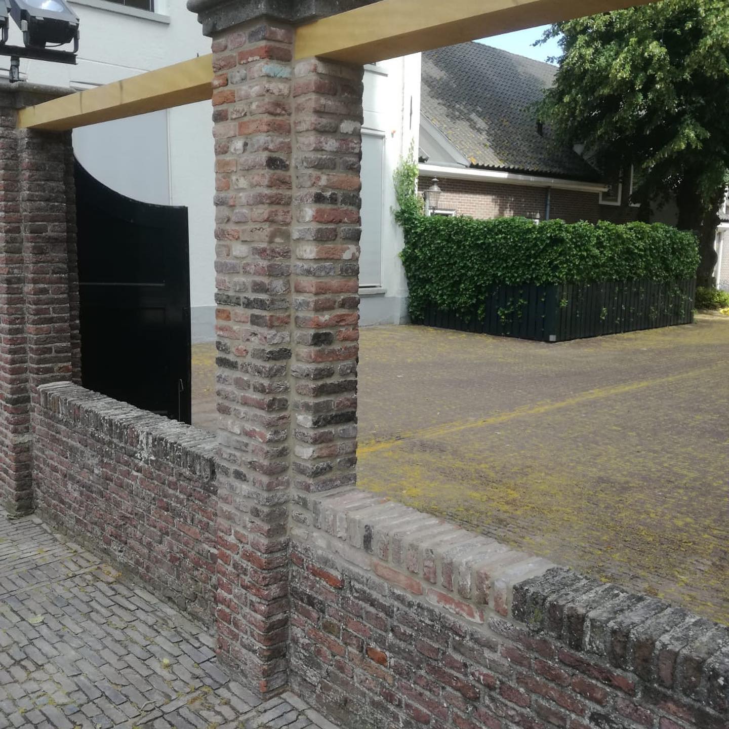 Restaureren van de vestingmuur in Elburg. Restauratie door Voegbedrijf Heldoorn in IJsselmuiden