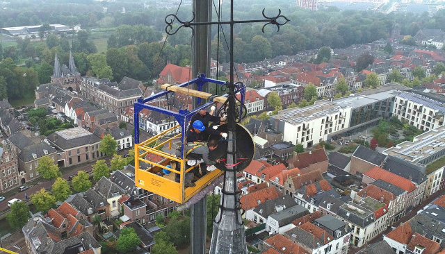 De haan komt weer op de toren van Bovenkerk Kampen