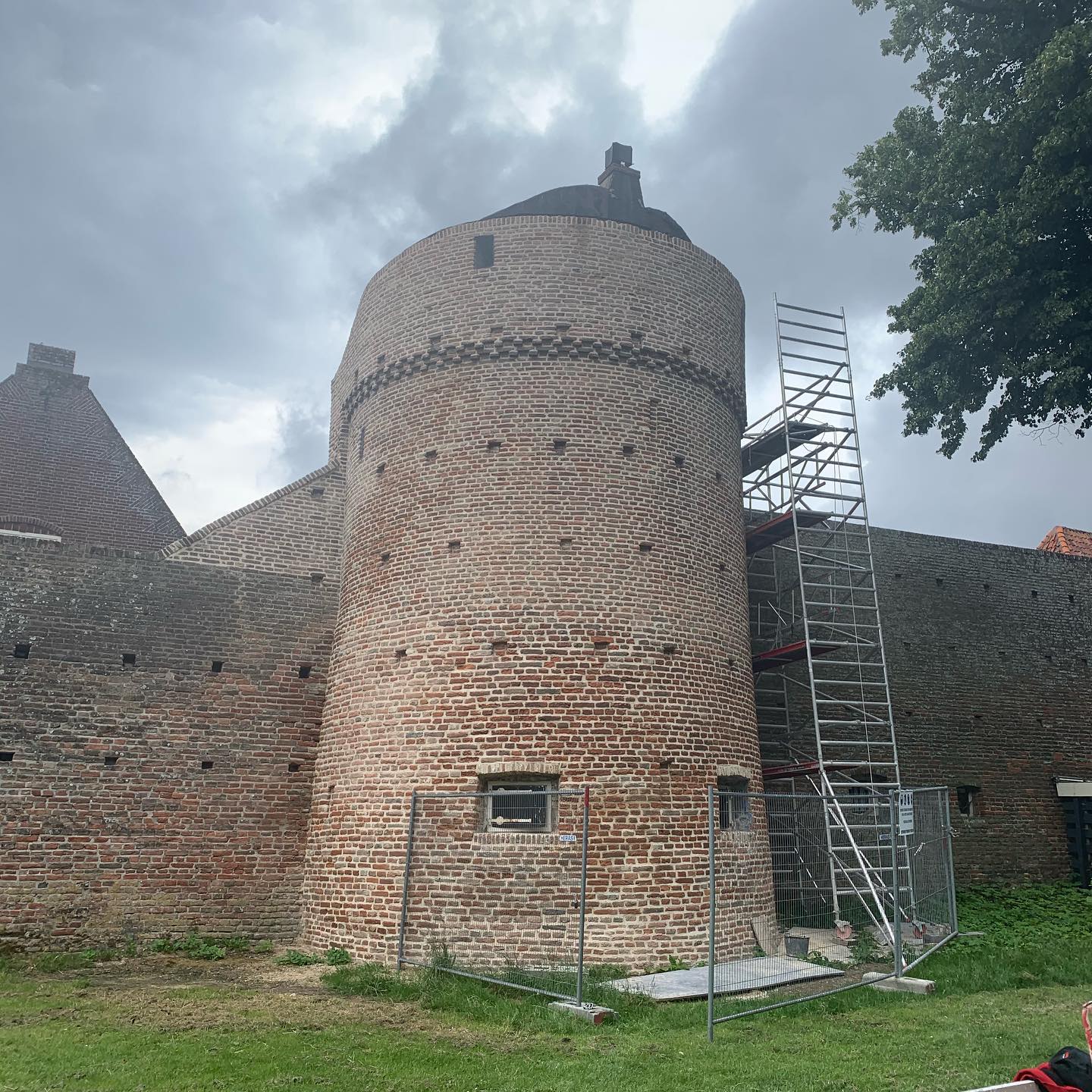 Restauratie metselwerk oude stadsmuur in Elburg door Voegbedrijf Heldoorn