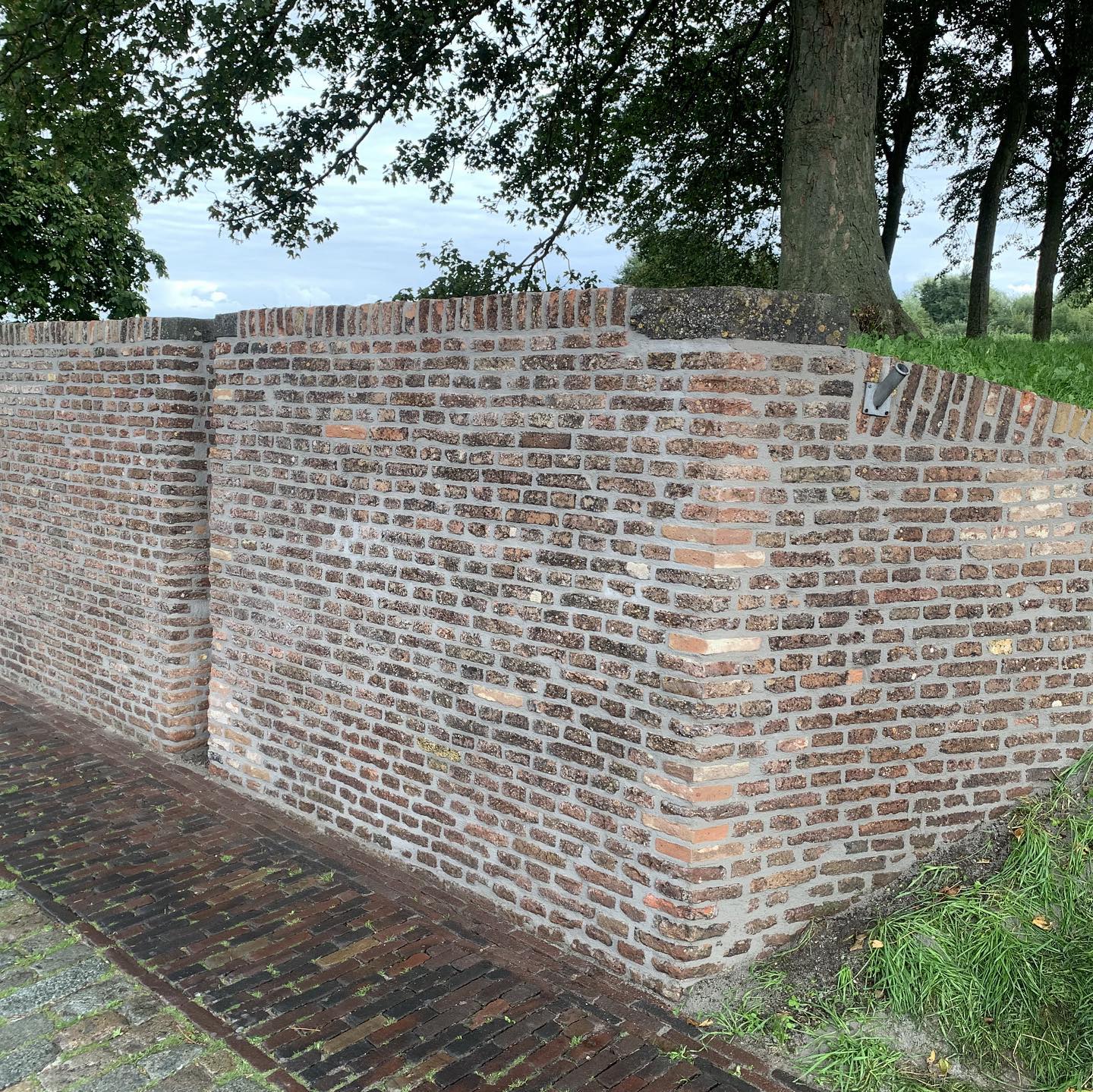 Voegwerk en metselwerk herstellen van stadsmuren in Elburg door Voegbedrijf Heldoorn