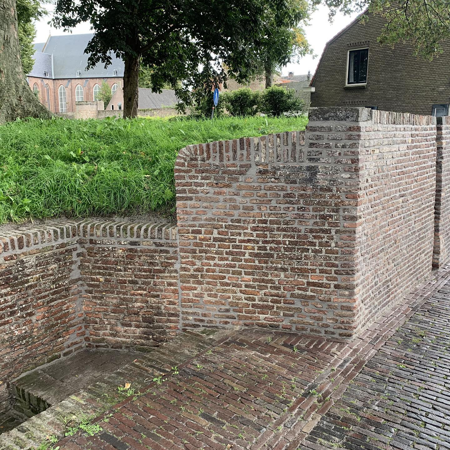 Onderhoud aan stadsmuren in Elburg door Voegbedrijf Heldoorn