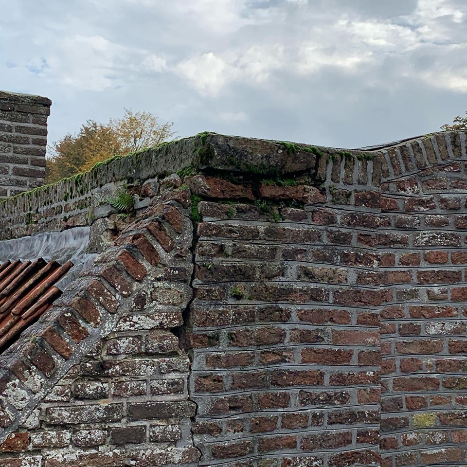Voorbeeld van aangetaste muur die gerestaureerd word. Dit is de stadsmuur in Elburg. Word gerestaureerd door Voegbedrijf Heldoorn