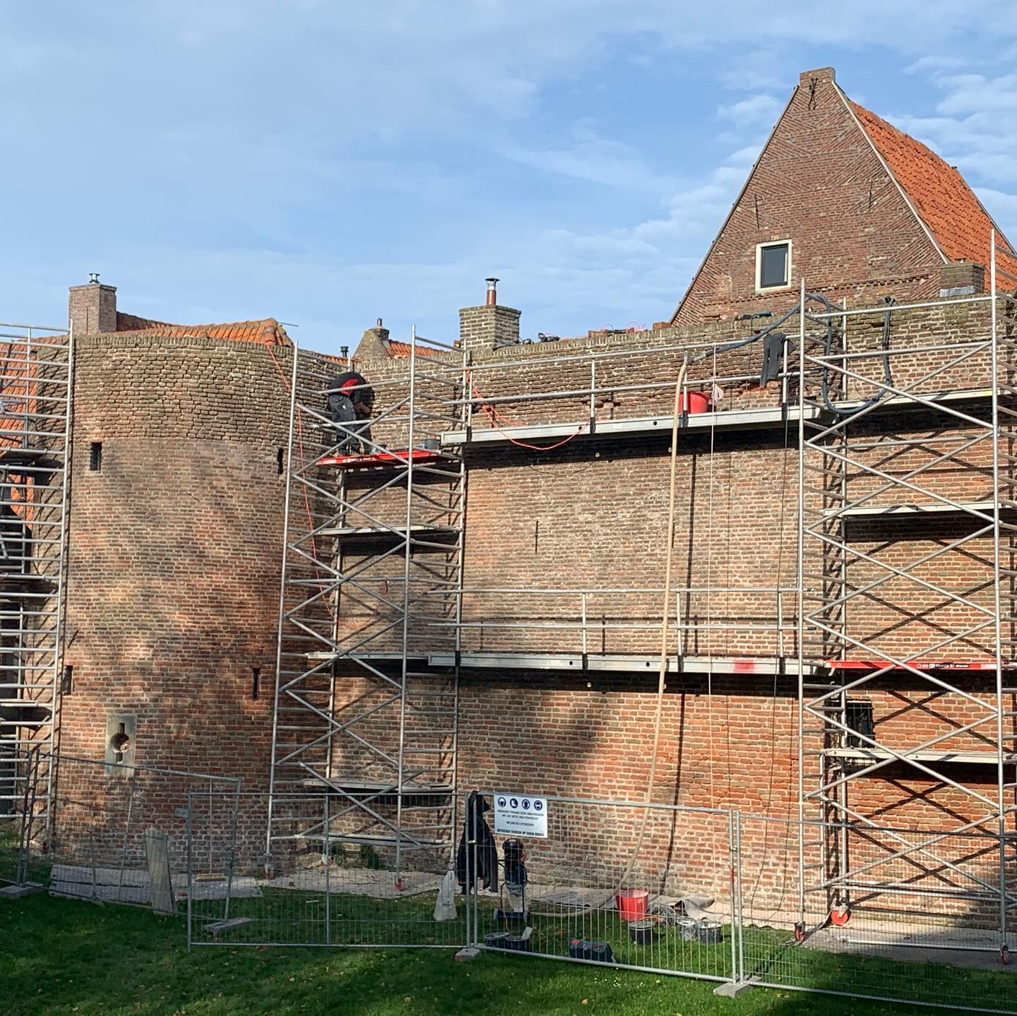 Voegbedrijf Heldoorn restaureert stadsmuur in Elburg. Gevelrestauratie toepassen in Elburg.
