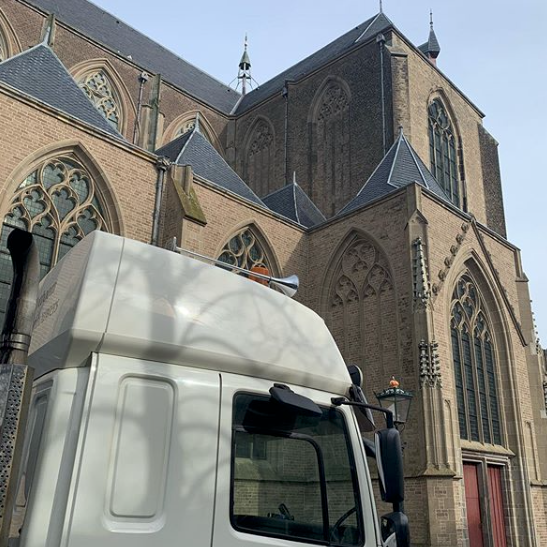 De bovenkerk in Kampen is bijna klaar. Het laatste tufsteen paramentwerk nog