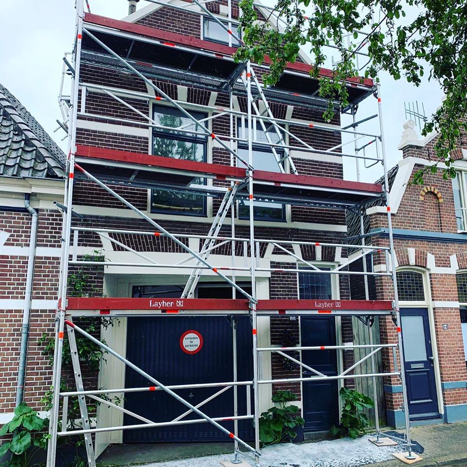 Gevel van tussenwoning in Zwolle word gerestaureerd