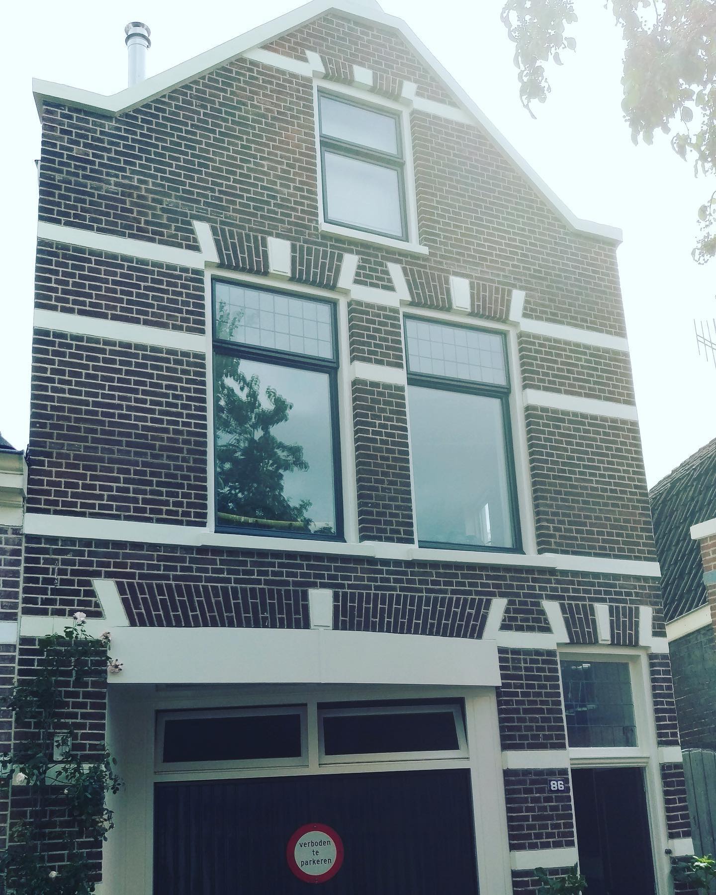 Gevel van tussenwoning in Zwolle gerestaureerd door Voegbedrijf Heldoorn