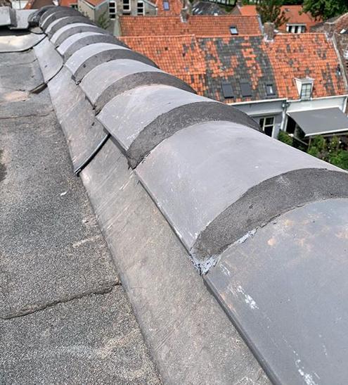 Voegbedrijf Heldoorn legt nieuwe nokvorsten aan op dak