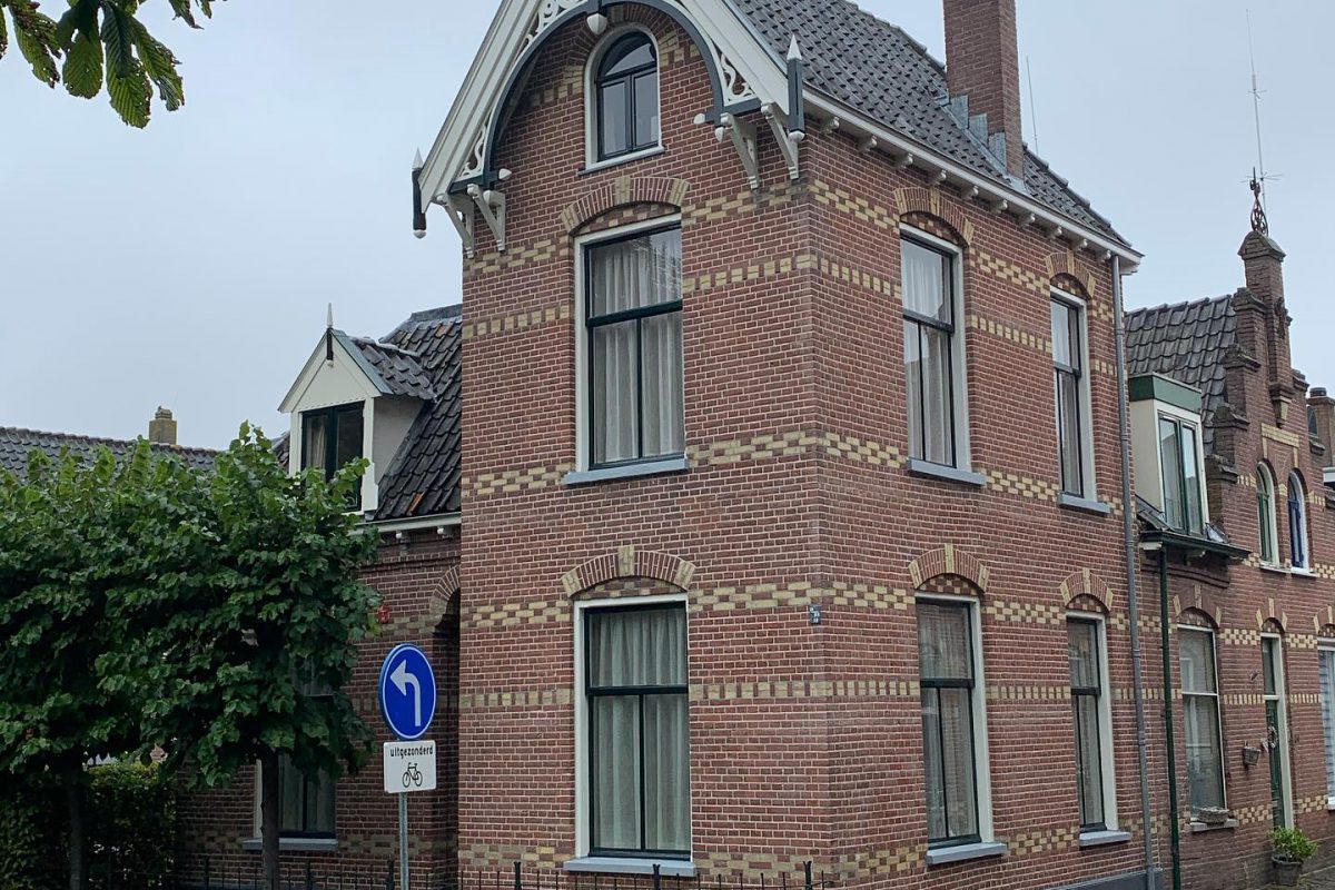 Gevelrestauratie hoekwoning binnenstad in Kampen
