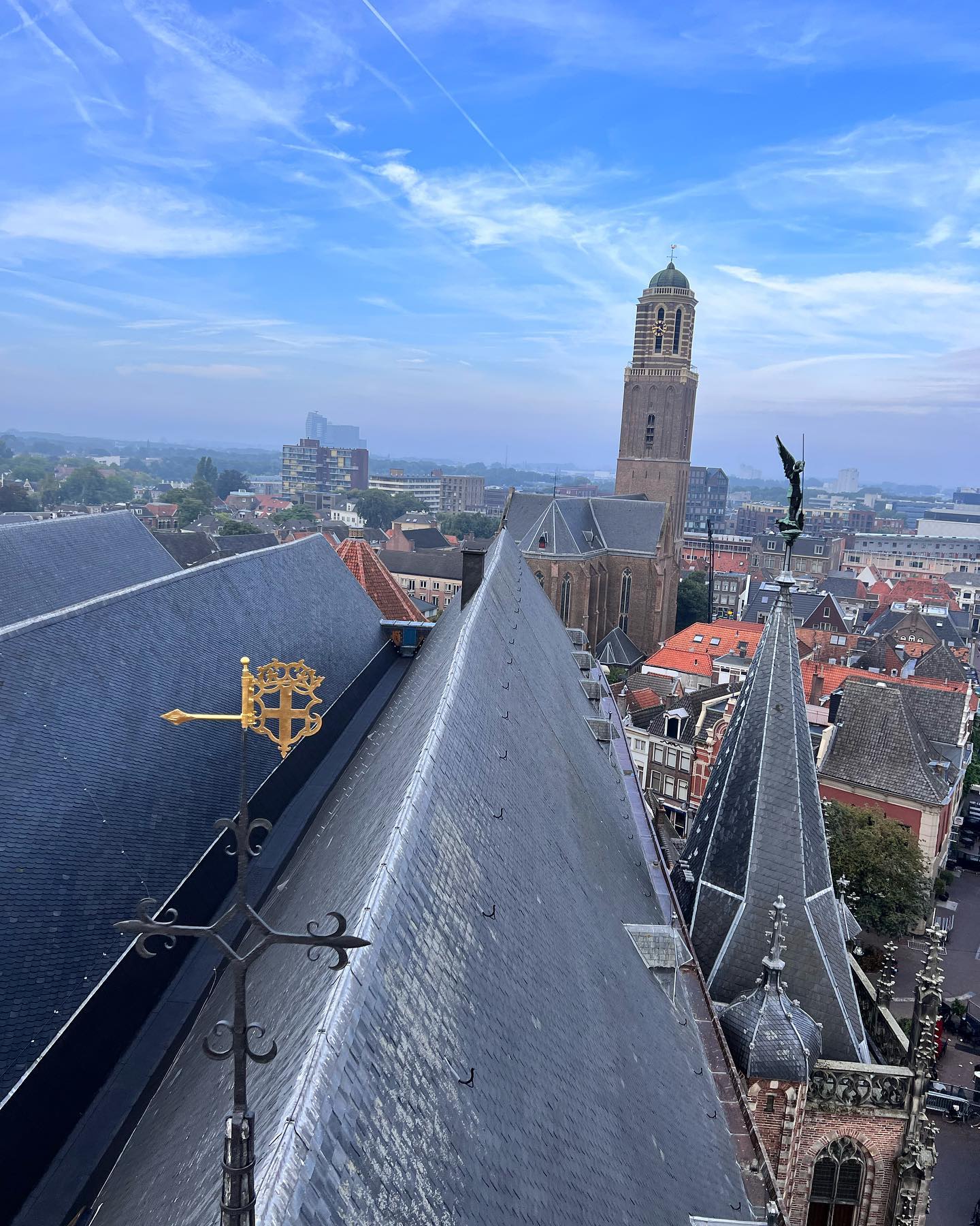 Academiehuis Grote Kerk Zwolle Voegbedrijf Heldoorn IJsselmuiden gevelrestauratie-koorkruizen terug plaatsen 4